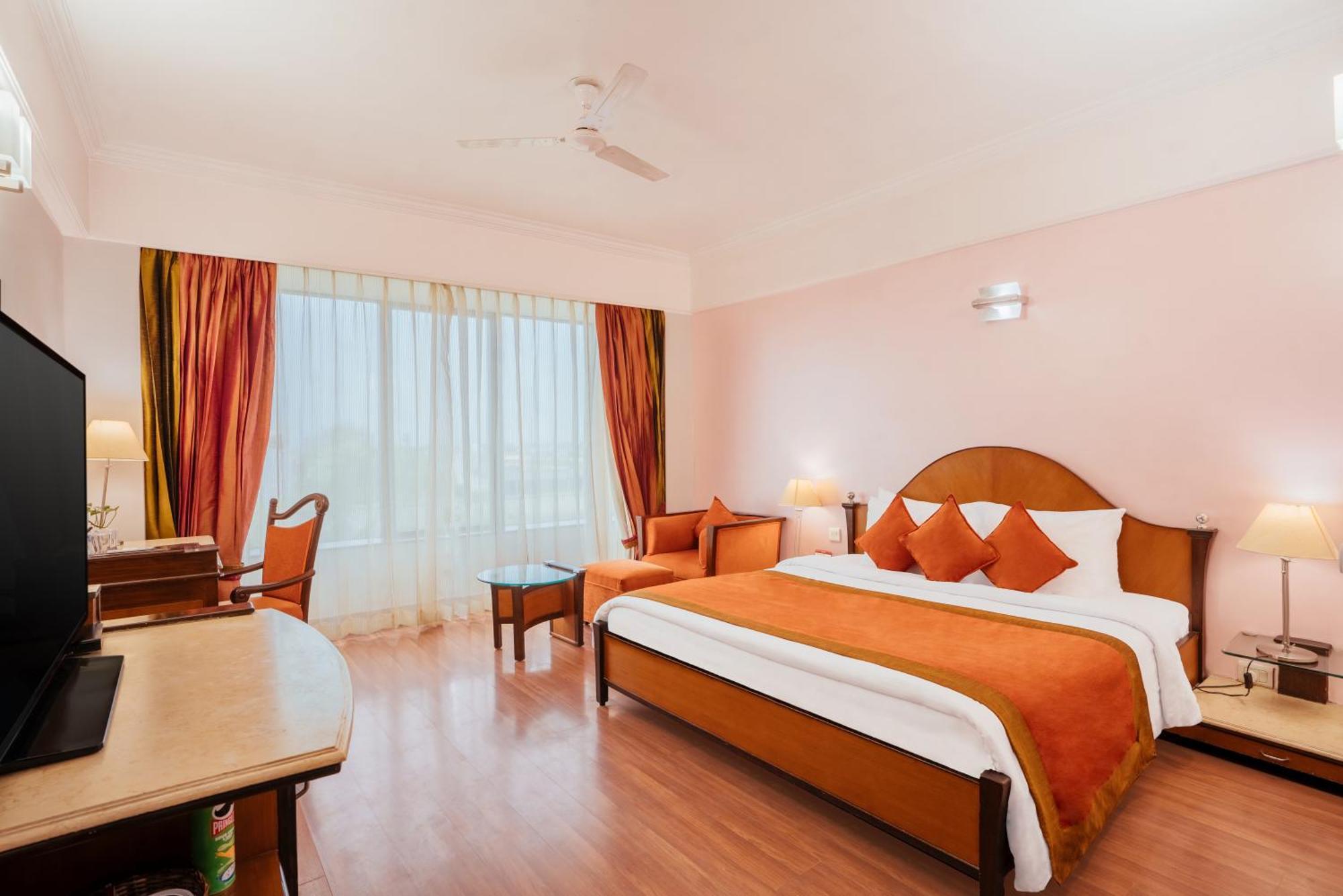 Hotel The Piccadily Lucknow Esterno foto