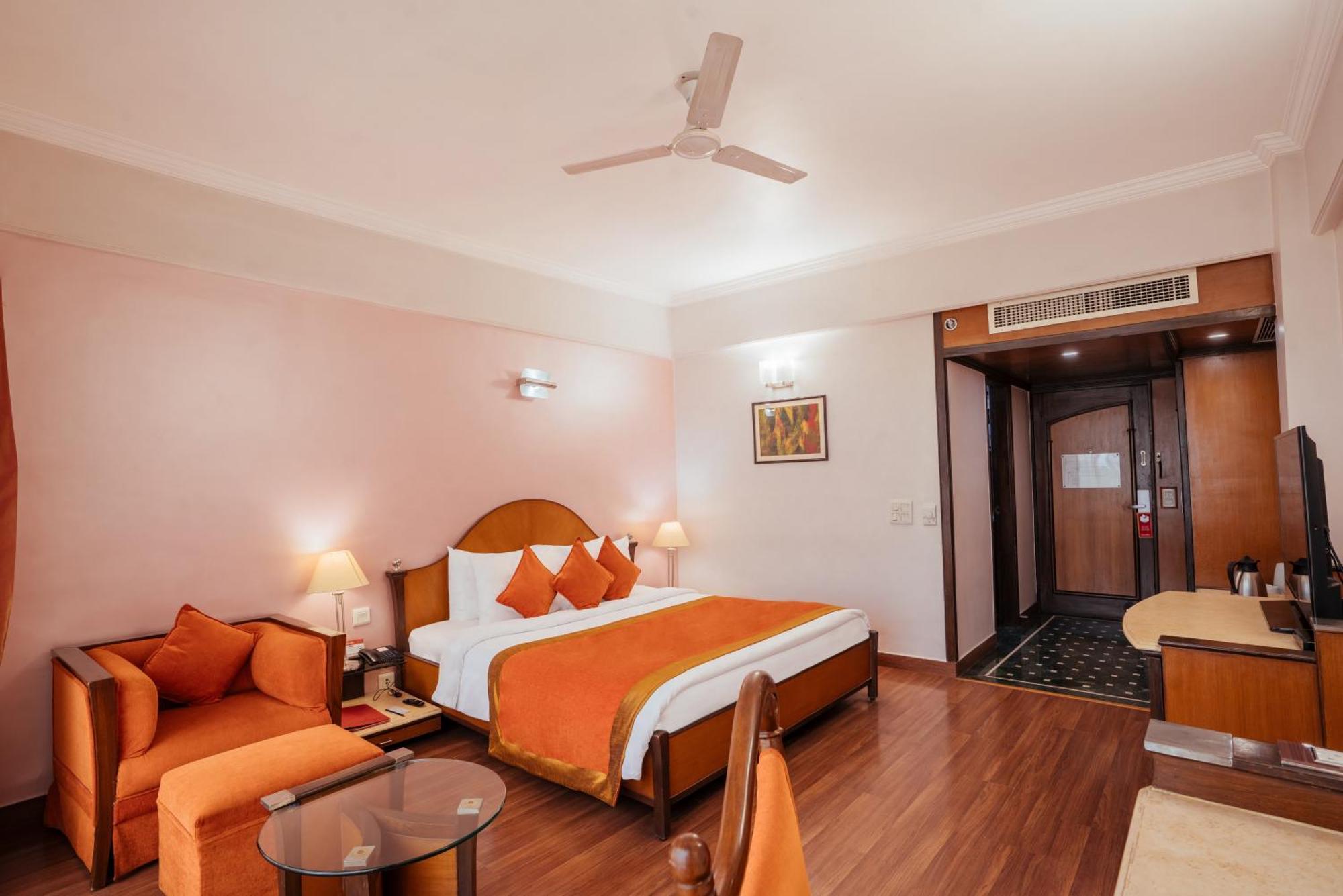 Hotel The Piccadily Lucknow Esterno foto