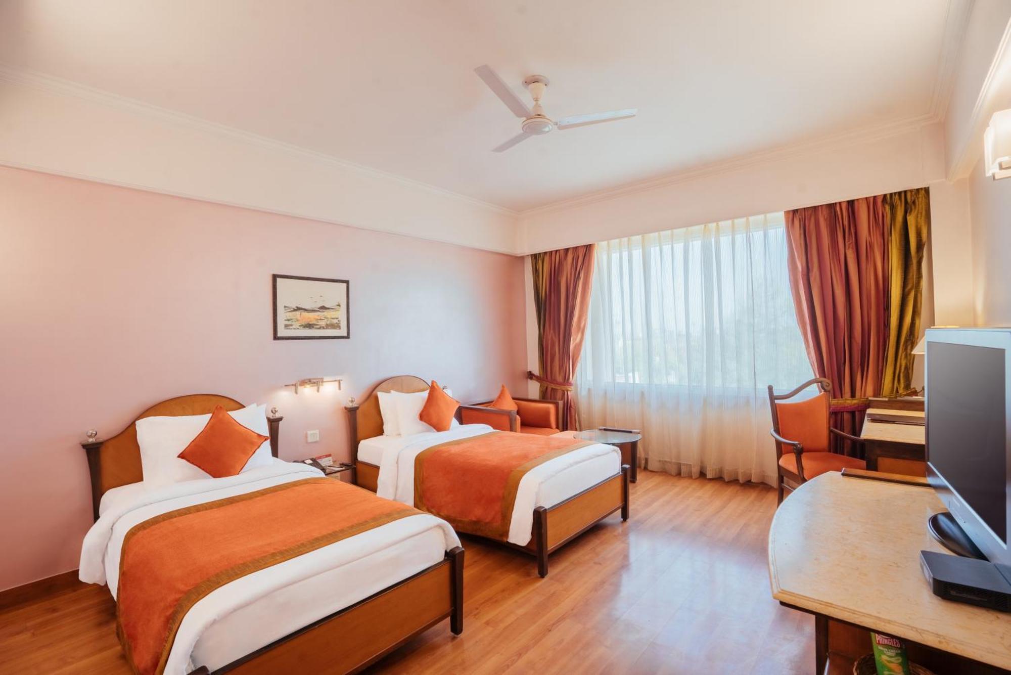Hotel The Piccadily Lucknow Esterno foto