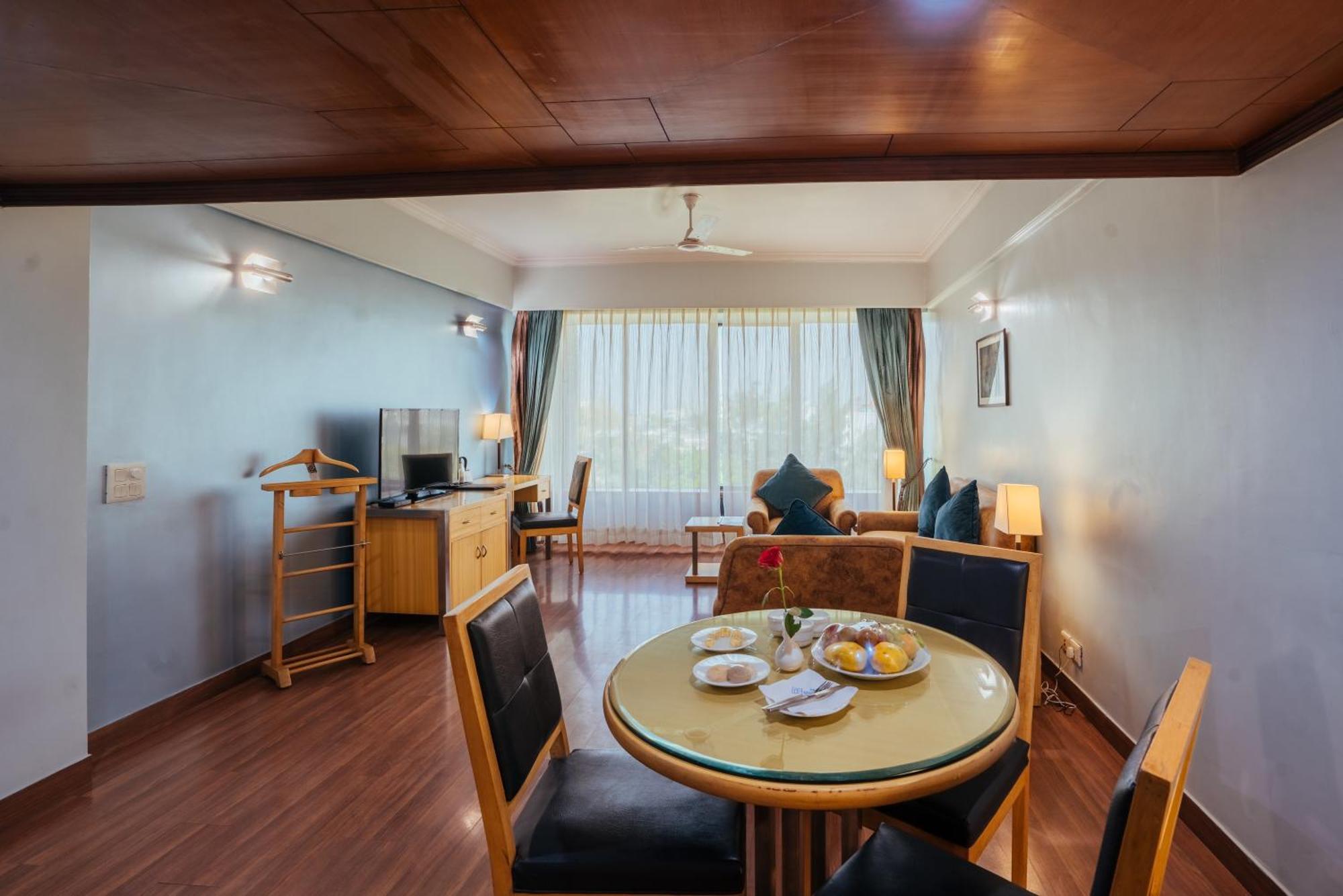 Hotel The Piccadily Lucknow Esterno foto