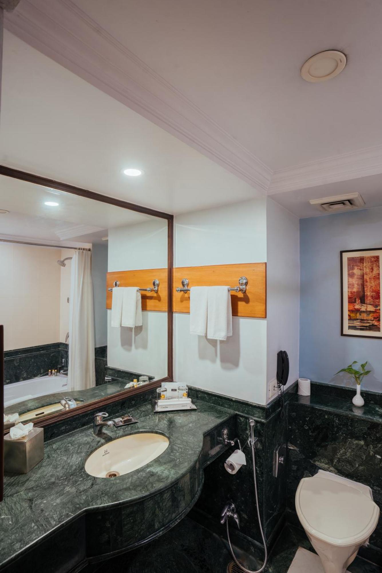 Hotel The Piccadily Lucknow Esterno foto